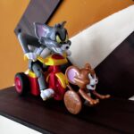 Tom & Jerry Moveable Collectible Figurine – Tom Cycling Pull-Back Toy